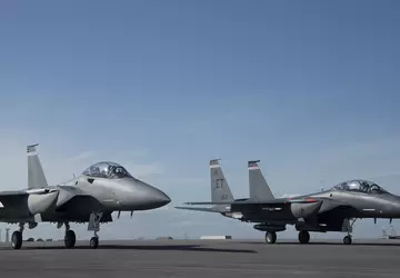 Dwa myśliwce F-15EX Eagle II wystrzeliwują ...