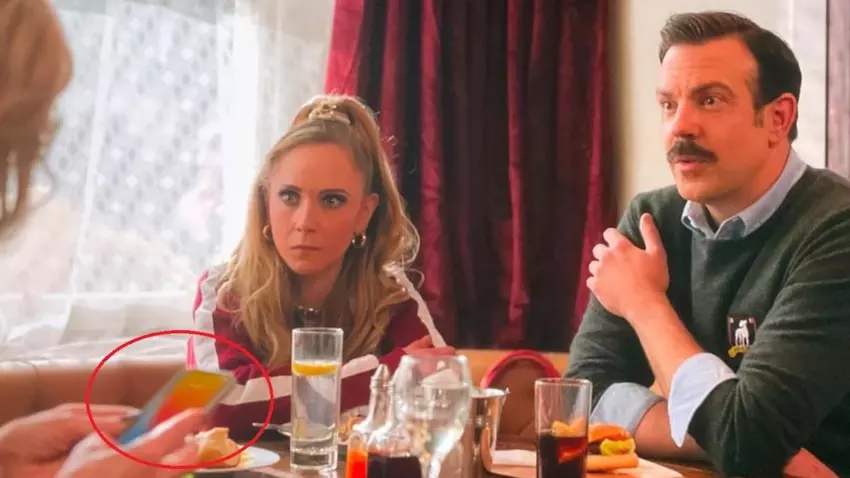 iPhone 13 bez "monobrow" zauważony na odcinku Ted Lasso