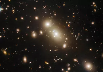 Hubble sfotografował ogromną gromadę galaktyk 2,6 ...