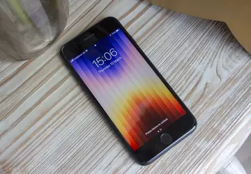 Apple ogranicza produkcję iPhone’a SE (2022) ...