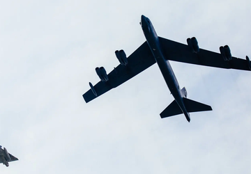 Wideo: bombowce atomowe B-52 Stratofortress pojawiają ...