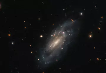 Hubble wykonał zdjęcie odległej galaktyki w ...