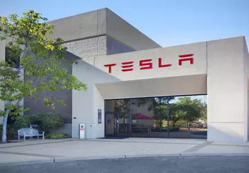 Tesla zwolni 14 tys. pracowników w ...