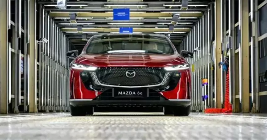 Pierwsza seryjna Mazda 6e w fabryce Changan-Mazda w Chinach.
