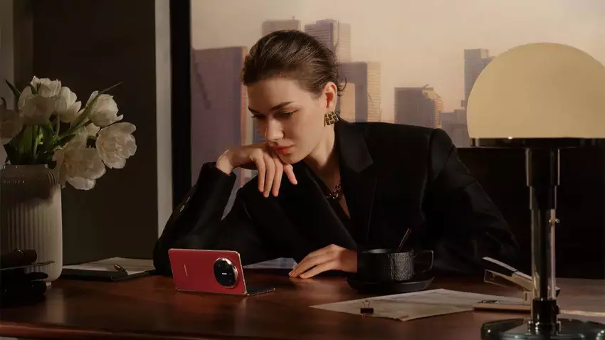 Zdjęcie reklamowe Huawei Mate X6