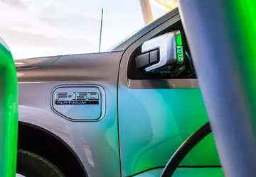 Aktualizacja OTA Forda F-150 przyspieszyła czas ...