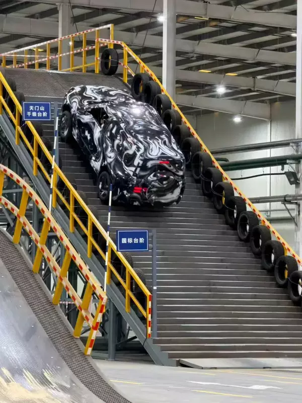 Yangwang U8 na stanowisku testowym