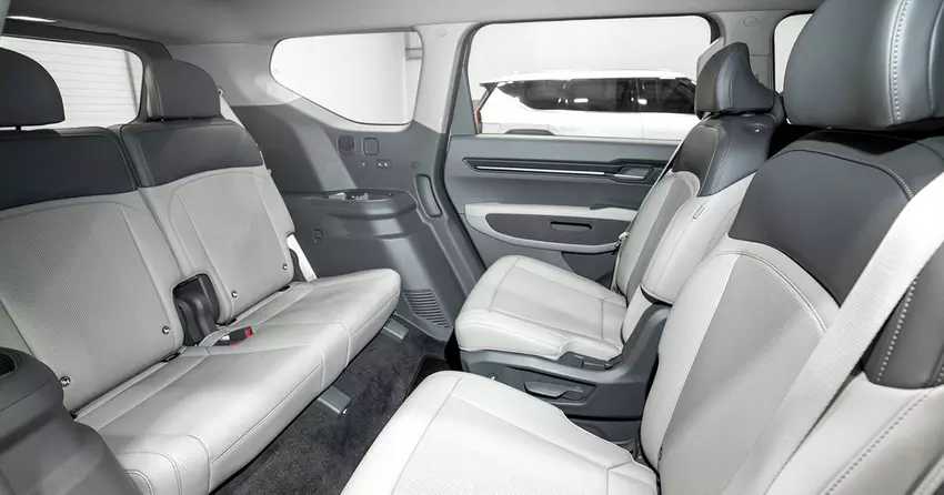 Kia EV9 - siedzenia w drugim i trzecim rzędzie