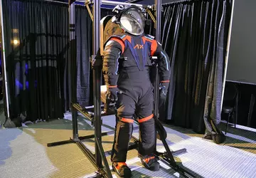 Statek kosmiczny i skafandry dla księżycowej ...