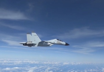 Chiński odrzutowiec J-11 wykonuje niebezpieczny manewr ...