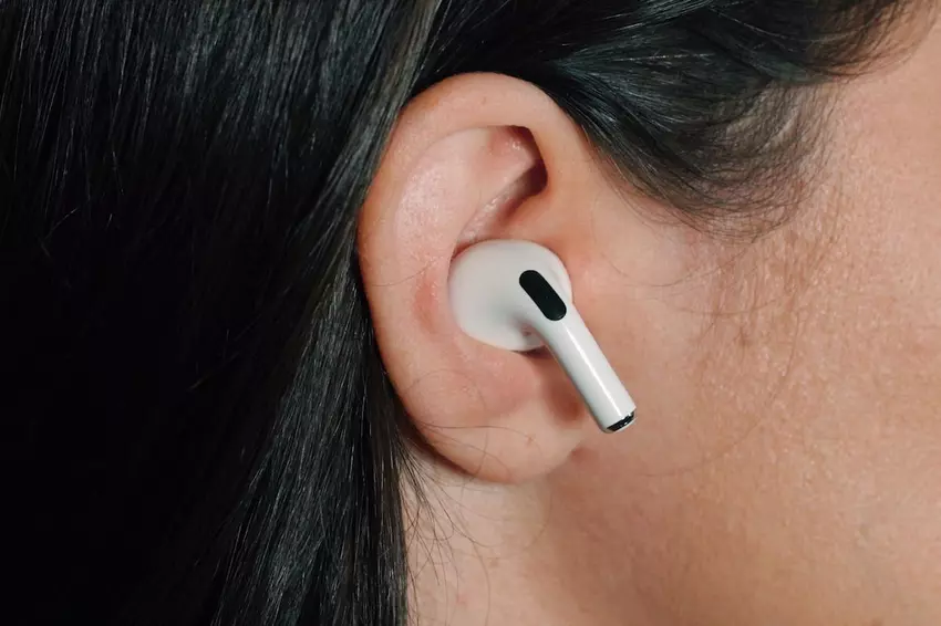 Przyszłe słuchawki AirPods będą mogły działać jak aparaty słuchowe, monitorować temperaturę i postawę ciała