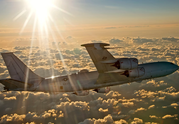 US Navy otrzymuje pierwszy zmodernizowany samolot ...