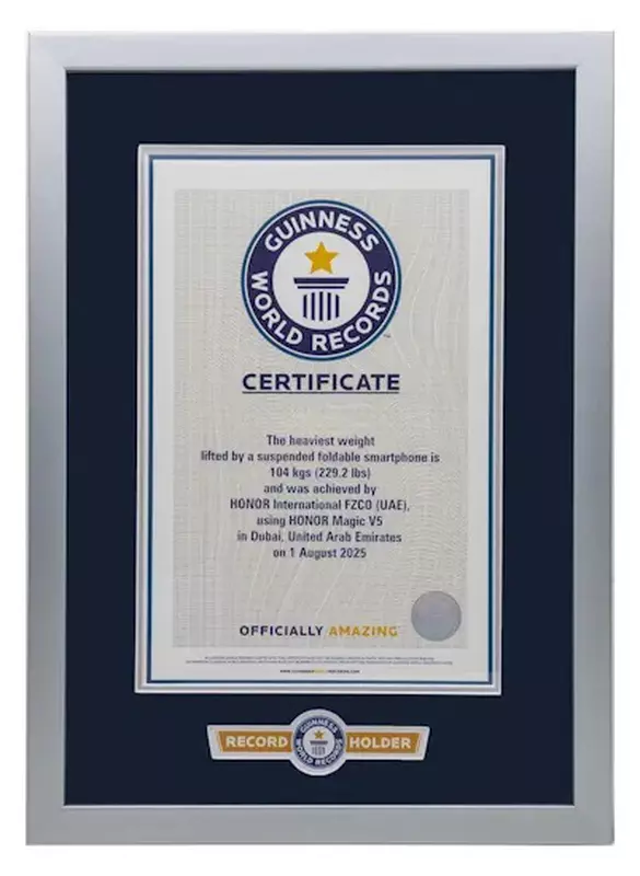 Certyfikat Guinness World Records potwierdzający wytrzymałość Honor Magic V5