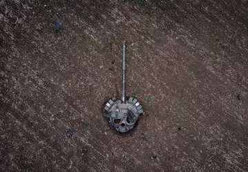 Te zdjęcia rozbitego czołgu okupanta krążą ...