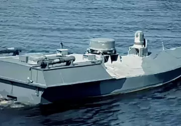 Rosjanie zalewają statki wzdłuż mostu Kerczeńskiego, ...