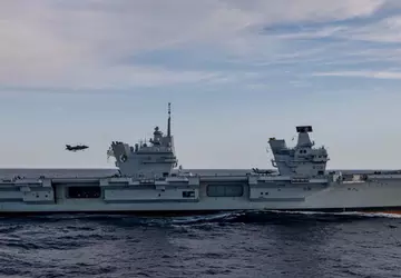 Flagowy lotniskowiec HMS Queen Elizabeth, przewożący ...