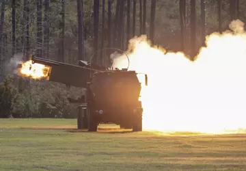 HIMARS precyzyjnym trafieniem zniszczył ukryty w ...