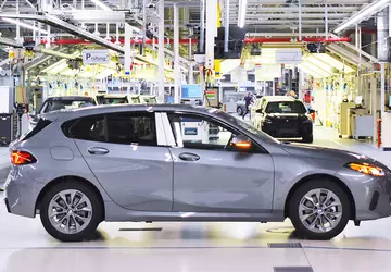 BMW nauczyło samochody jeździć po fabryce ...