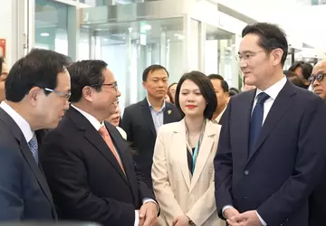 Dyrektor generalny Samsunga J.Y. Lee wspiera ...