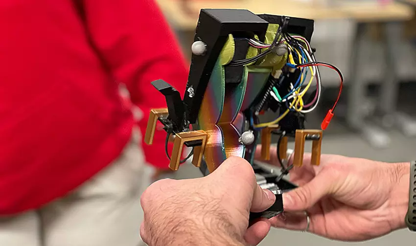 Mugatu: pierwszy sterowany robot dwunożny z pojedynczym silnikiem, twórcy chcą zmniejszyć jego rozmiar do LEGO