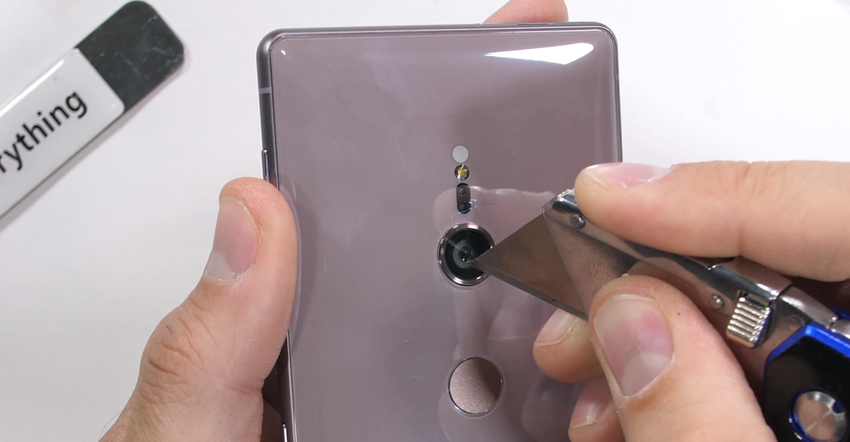 Xperia XZ2 vs JerryRigEverything: nowy flagowy Sony był twardym orzechem do zgryzienia