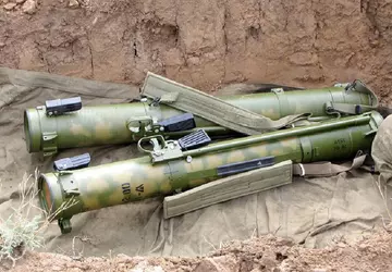 Ukraiński żołnierz pokazał w akcji zdobyty ...