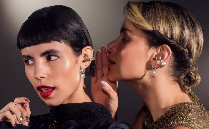 Motorola wydała bezprzewodowe słuchawki Moto Buds Loop z kryształami Swarovski, które przypominają eleganckie kolczyki