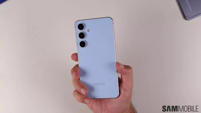 Samsung przygotowuje One UI 7 dla Galaxy S24 FE - przeciek wskazuje na marcową premierę