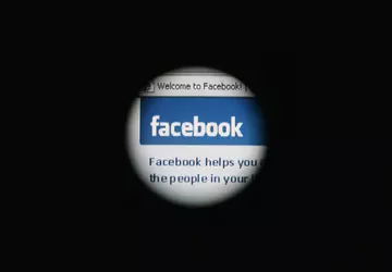 Akcje Facebooka załamały się, a Zuckerberg ...