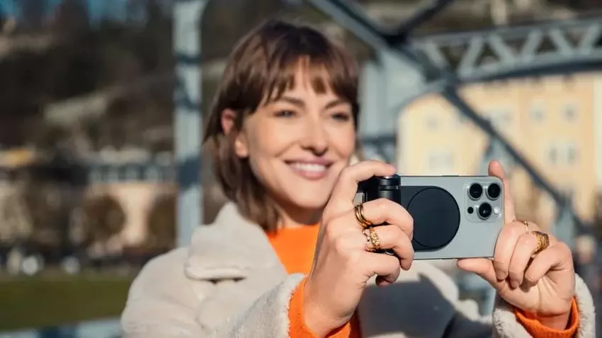 Leica prezentuje uchwyt LUX Grip dla iPhone'a z mechanicznymi przyciskami do fotografowania