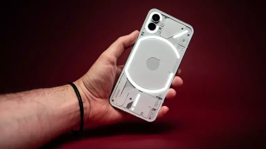 Nothing Phone (1) otrzymał stabilną aktualizację Androida 15 z nowymi funkcjami i zaktualizowanym wyglądem