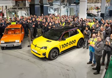 Renault wyprodukowało 100-tysięczny samochód elektryczny R5 ...
