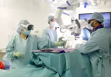 Chirurdzy przeprowadzają pierwszą operację w Wielkiej ...