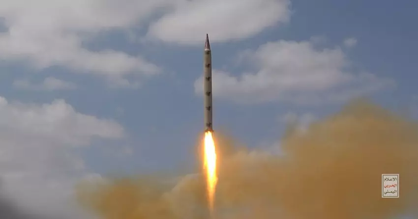 Irańscy pełnomocnicy z Jemenu pokazali wideo pocisków balistycznych i dronów kamikadze wystrzeliwanych w kierunku Izraela.