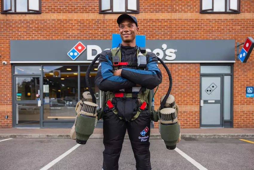 Rocket Man: Domino's Pizza wykorzystała swój pierwszy odrzutowy kombinezon do dostarczania pizzy drogą powietrzną.