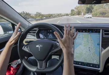 Tesla wstrzymuje dystrybucję Full Self-Driving z ...
