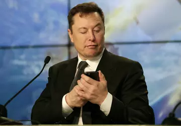 Musk obiecuje, że wyda swój smartfon, ...