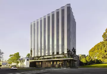 Budynek 550 Spencer z fasadą słoneczną ...