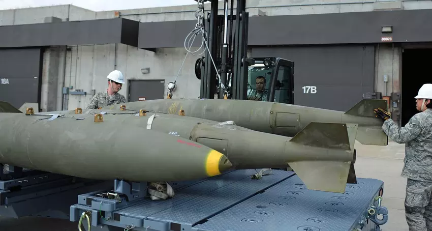 Trump znosi zakaz Bidena na 2000-funtowe bomby do Izraela