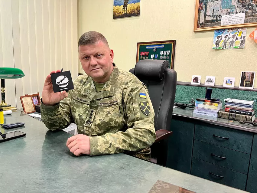 Ukraińcy zebrali ponad 152 mln hrywien dla "Łapacza Szahedinów": Monobank ogłasza zwycięzców loterii metalowych bransoletek Azovstal z autografem Zaluzhnyi'ego