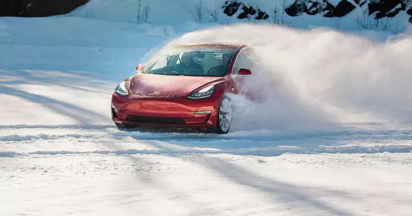 Tesla Model Y traci 18% zasięgu na mrozie, ale jest jednym z najlepszych w USA