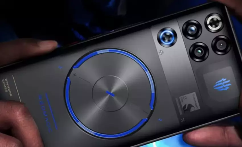 Smartfon Red Magic 11S Pro z przezroczystą tylną panelą