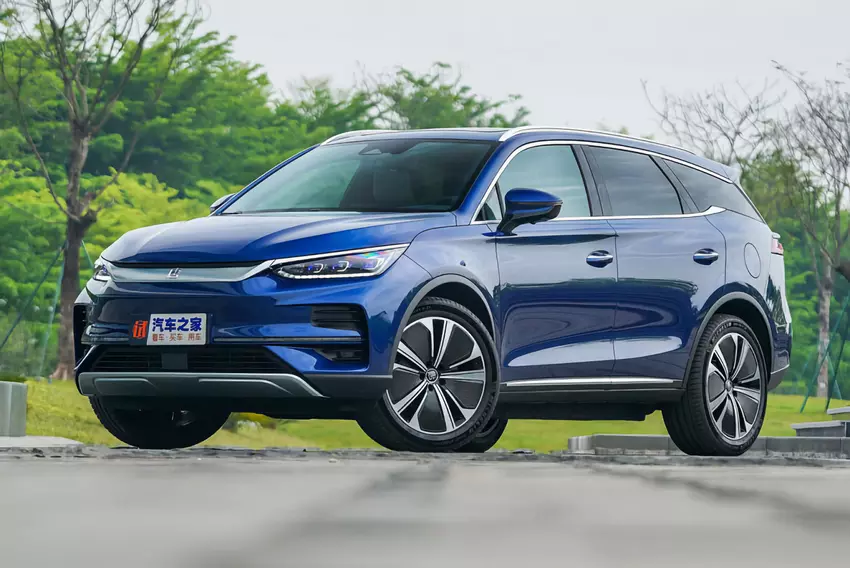 Chiński producent samochodów BYD wyprzedził Teslę pod względem liczby sprzedanych pojazdów elektrycznych w pierwszej połowie 2022 r.