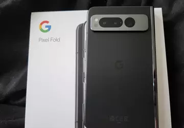 Jeden z klientów otrzymał składany smartfon ...