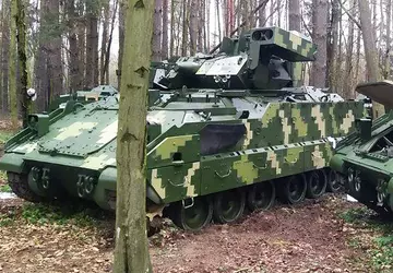 M2 Bradley przetrwał rakietę BM-21 Grad ...