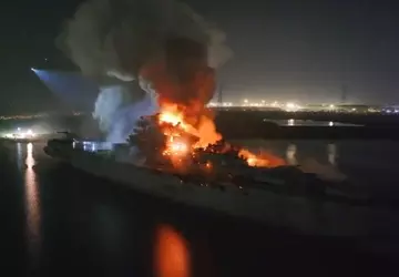 Były radziecki lotniskowiec "Mińsk" zapala się ...