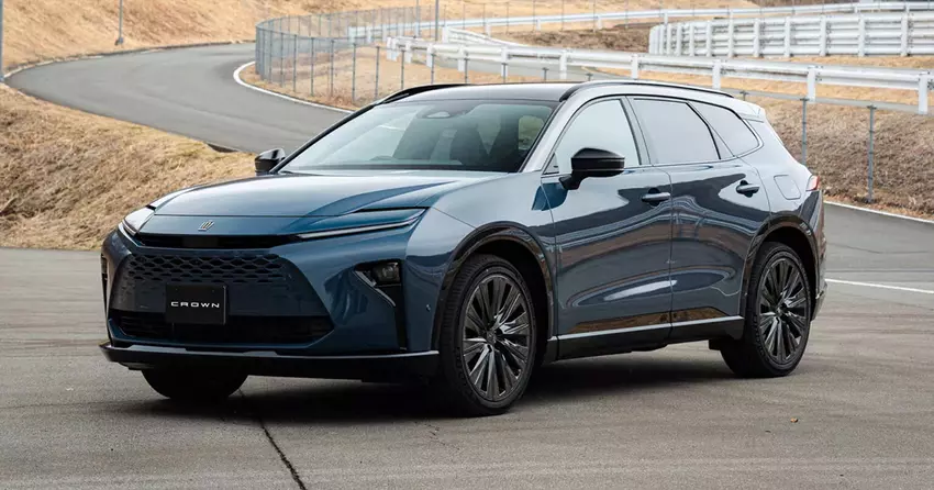 Toyota zaprezentowała w Japonii kombi Crown Estate z pojemnym bagażnikiem i ekonomicznym napędem hybrydowym.