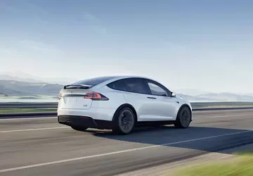 Tesla wycofuje w USA ponad 350 ...
