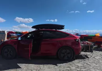 Właściciel Tesla Model Y przyczepił generator ...