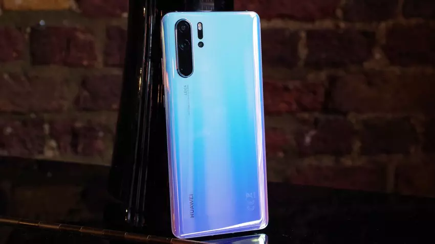 Xiaomi i Samsung  zniecają się nad Huawei z powodu flagowego P30